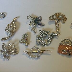 11 different Brooch - Elegant Women's Jewelry 11 brooches